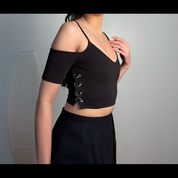 Off Shoulder CropTop with Rings - Picture 5 of 7